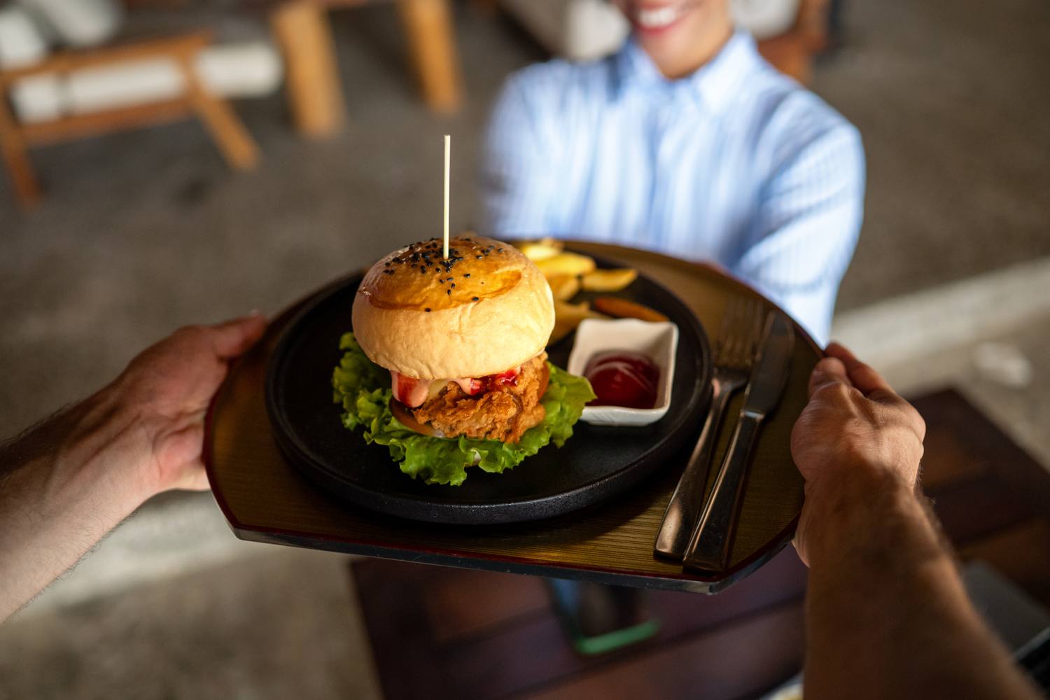 Burger met friet wordt geserveerd